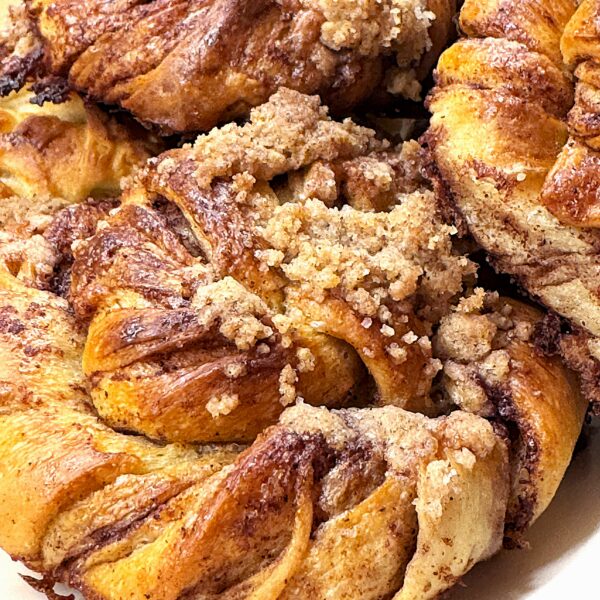 Kihitatud pärmitaignast võiroosid, kohvisaiad, tähesaiad ja kreemisaiad